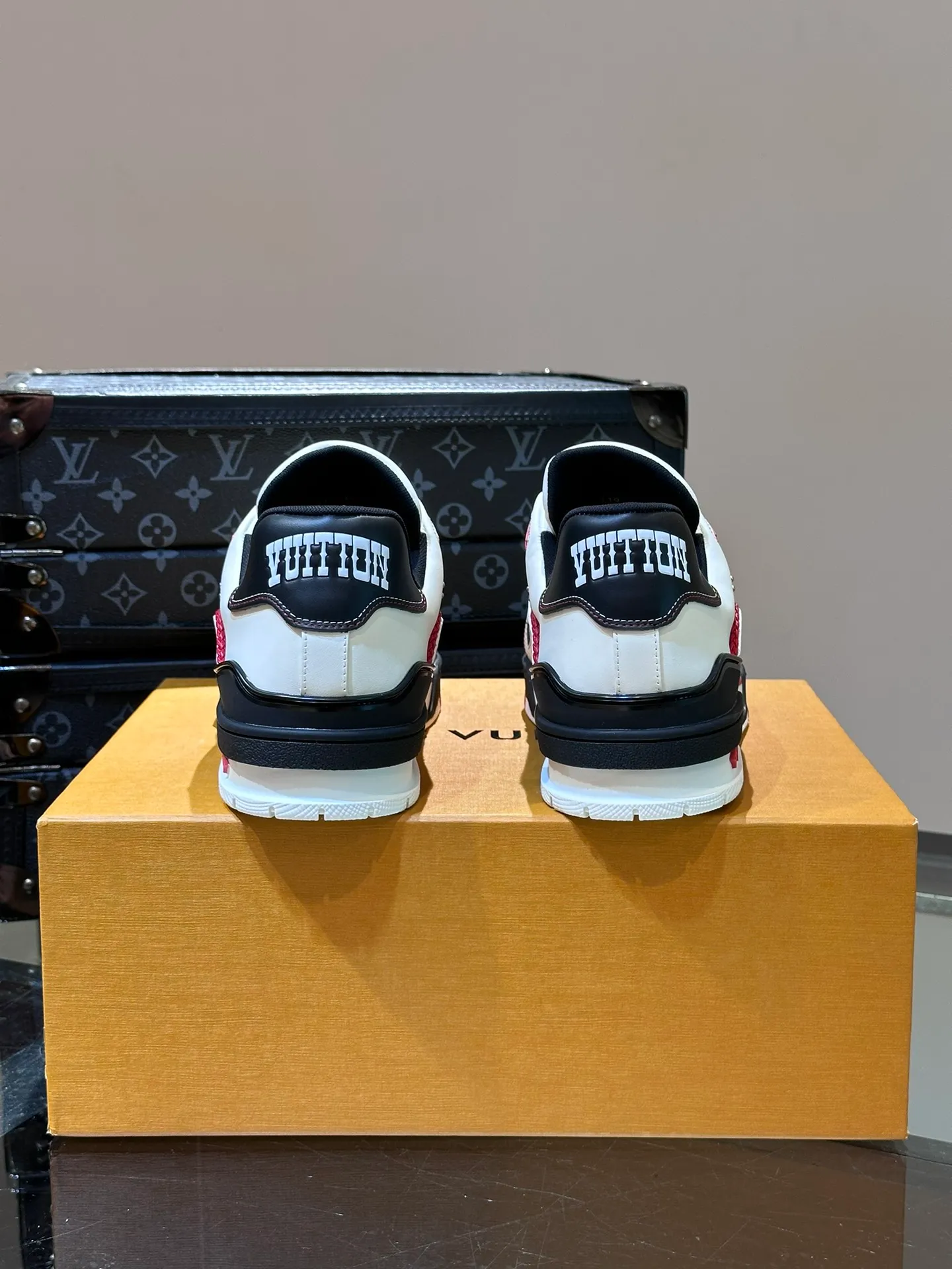 LV P840 men's sneakers, new colors, this LV Trainer sneaker is made of grained calf leather in colorful tones, with rivet decoration on the upper and handwritten Louis Vuitton logo on the side, which contrasts with the western-style Vuitton logo on the rear. The original construction was designed by Virgil Abloh and is inspired by vintage basketball shoes. Continuing the complex upper, the rubber-injected rubber outsole continues the iconic elements, with LV letters on the tongue and sides, Vuitton logo on the rear, Monogram flowers on the outsole, handwritten Louis Vuitton logo on the side, and standard insoles to continue the comfort experience. Comes with original box and complete packaging. Size: 38-45.